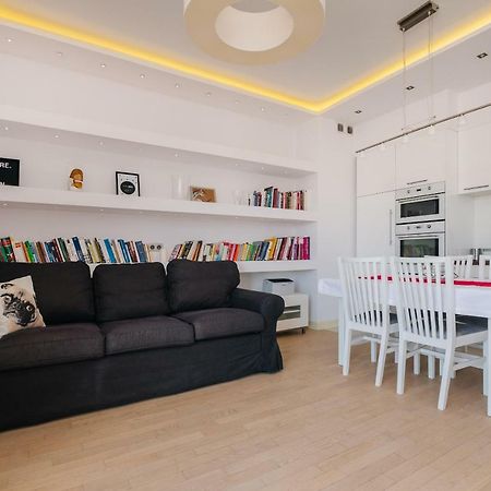 Modern Apartment Across The Ponds Варшава Экстерьер фото