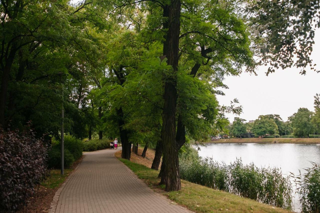 Modern Apartment Across The Ponds Варшава Экстерьер фото